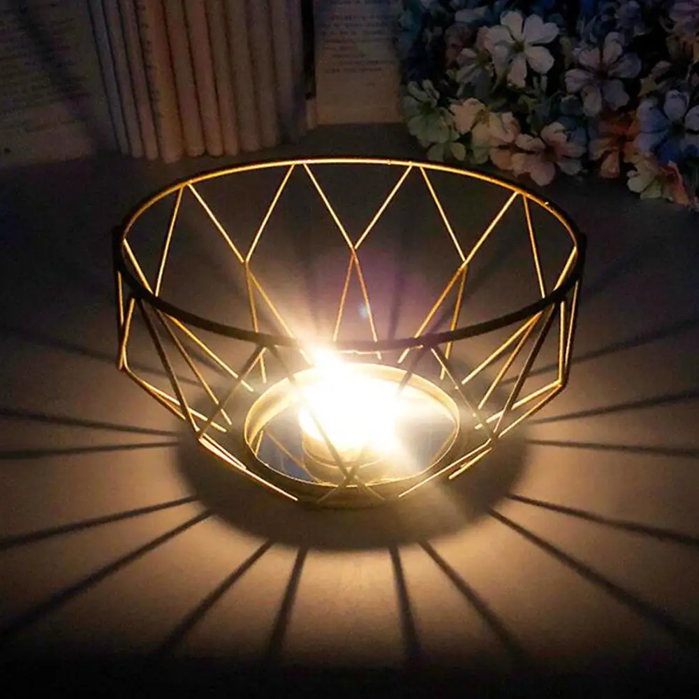 Золотой цвет зеркальная поверхность подсвечник геометрической формы железная