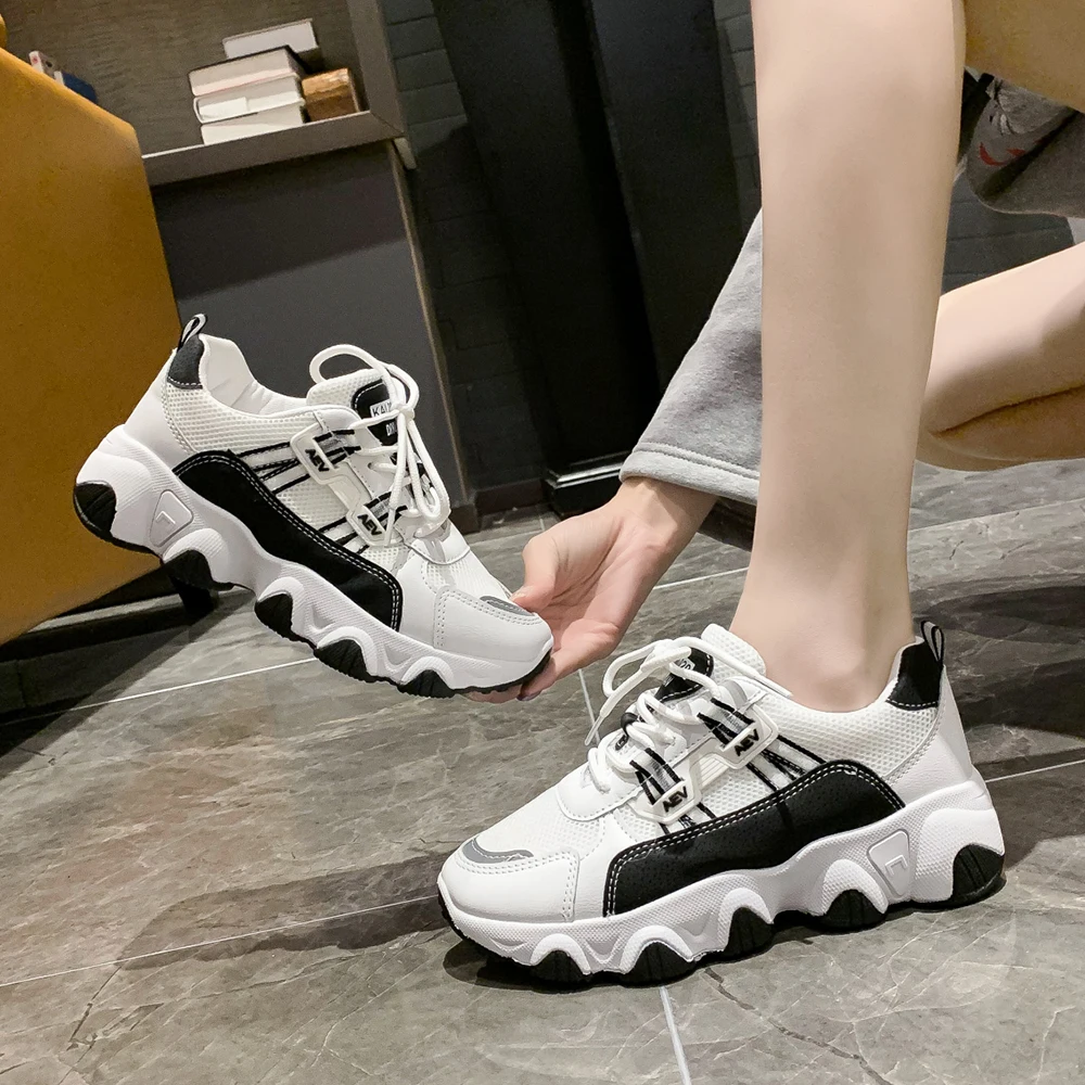 

Женские кроссовки, Белые Повседневные кроссовки на платформе, сезон осень 2021, спортивная обувь для бега и ходьбы, женские кроссовки на танкетке, Вулканизированная обувь