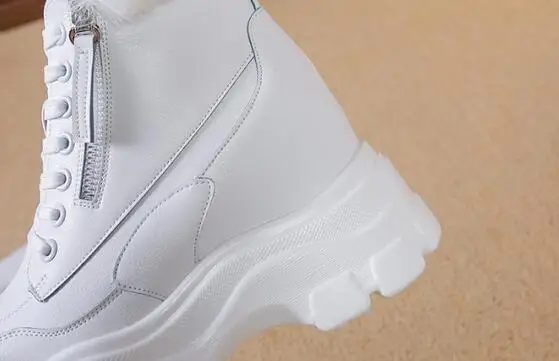 Женские ботинки на танкетке, визуально увеличивающие рост; коллекция года; теплые водонепроницаемые ботильоны; женская зимняя обувь; Цвет черный, белый