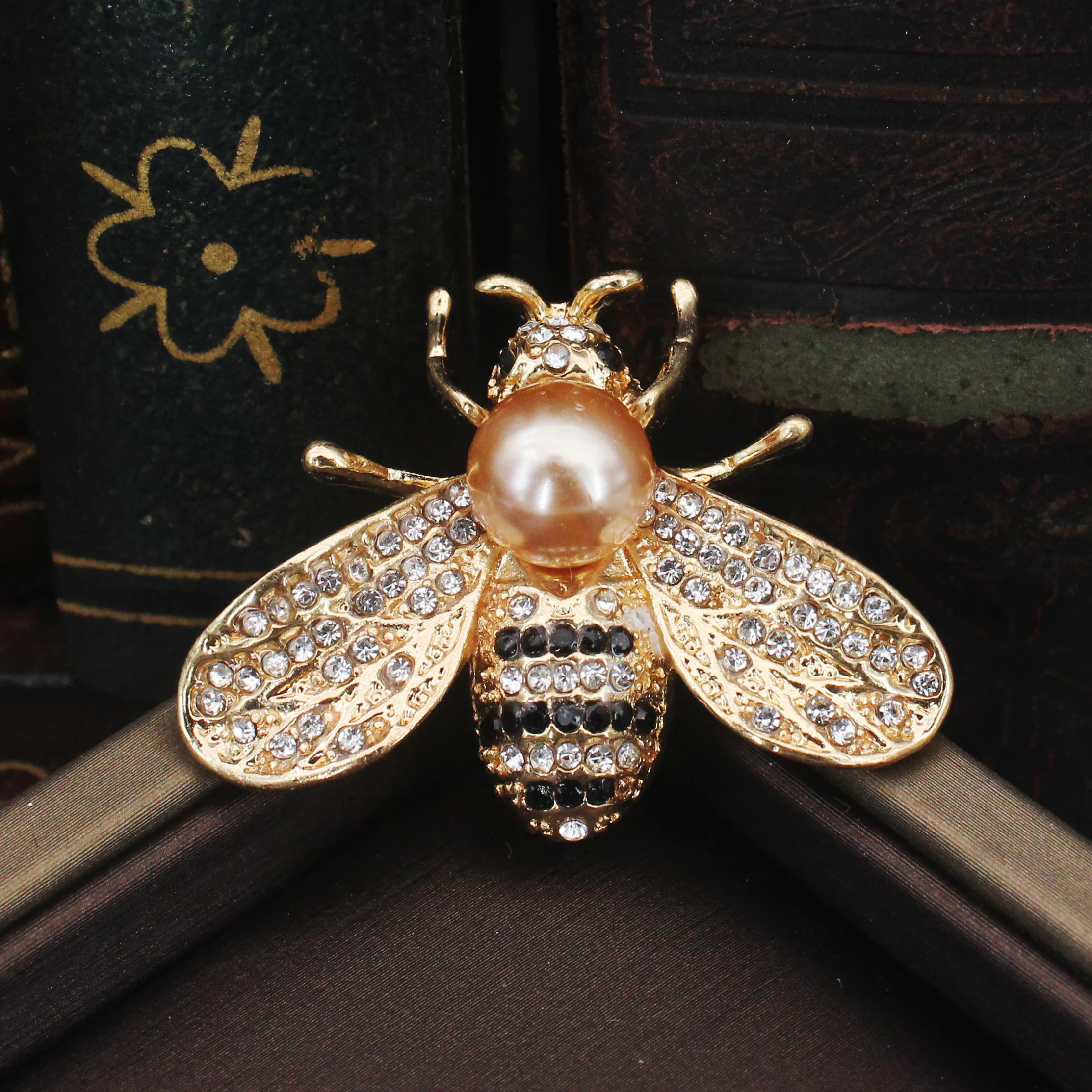 https://ae01.alicdn.com/kf/H8bef3ff13a6540a295721abf4836907ey/Cute-Insect-Brooch-Women-Delicate-Little-Bee-Brooches-Crystal-Rhinestone-Pearl-Pin-Brooch-Jewelry-Gifts-For.jpg