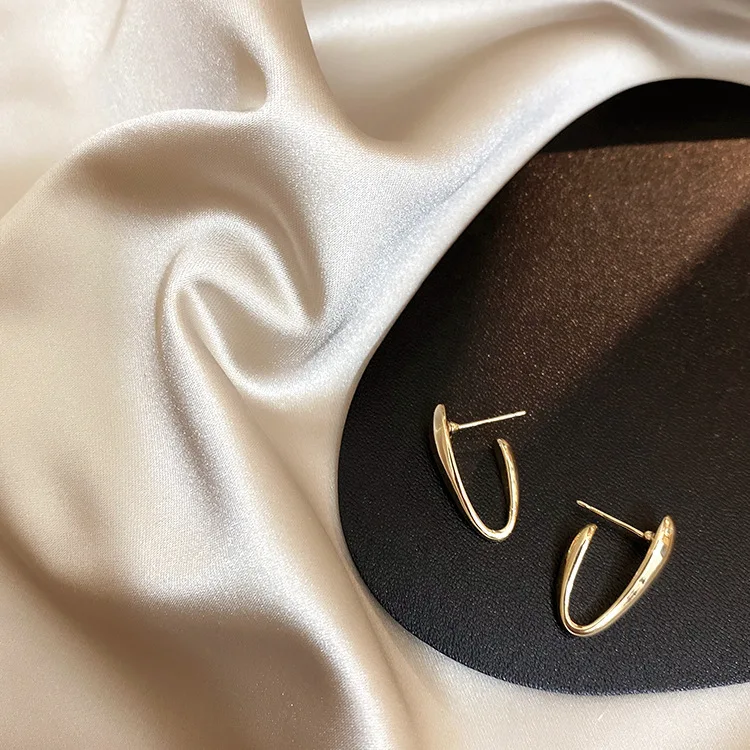 Минималистичные серьги гвоздики в форме буквы U золотого цвета с геометрическим