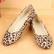 Женская Весенняя повседневная обувь на плоской подошве с леопардовым принтом; женские тканевые водонепроницаемые Мокасины с острым носком без застежки; женская обувь на мягкой подошве