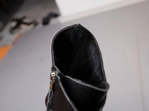 Черные кожаные ботинки до середины икры; коллекция года; зимние мотоциклетные ботинки в стиле панк; женские ботинки на водонепроницаемой платформе с ремешком и пряжкой