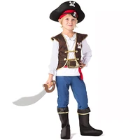 Petit garçon portant le déguisement complet de pirate avec ses accessoires, c'est-à-dire le pantalon bleu, le t-shirt blanc à volants, le gilet marron, le chapeau de pirate par-dessus le bandana rouge, le cache-œil, les couvre bottes et l'épée en mousse, sur fond blanc.