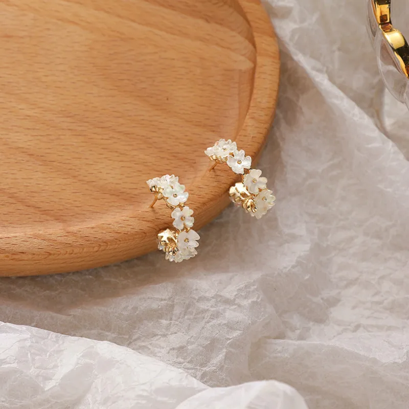 Zeojrlly Classic Shell Round Women Hoop Earrings Shell Flower Earrings New Fashion Circle Earrings Female simple Jewelry