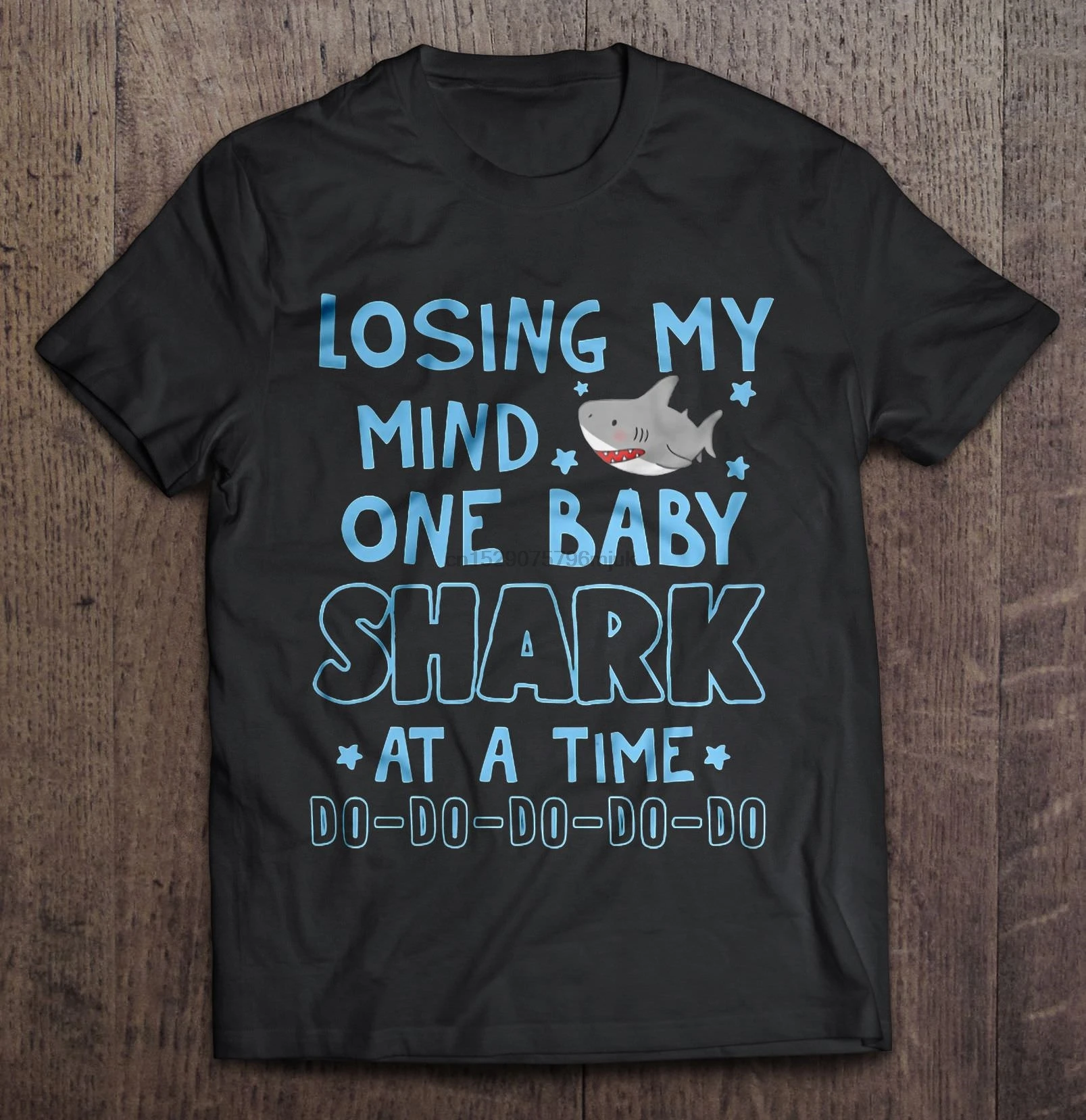 Мужская футболка с надписью Losing My Mind One Baby Shark At A Time Do Version2 женская | одежда