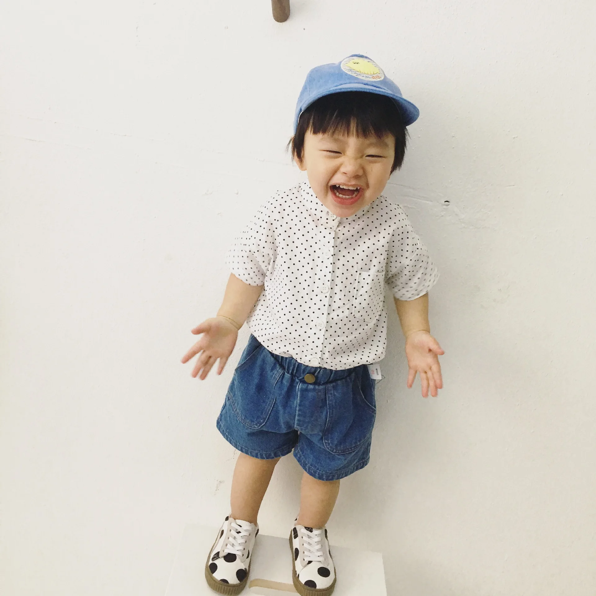 Детская одежда; коллекция года; летняя одежда; стиль для мальчиков; рубашка в горошек с короткими рукавами и маленьким стоячим воротником в Корейском стиле
