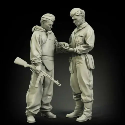 Разобранный в 1/35 г. Набор для брифинга старых советских офицеров включает 2