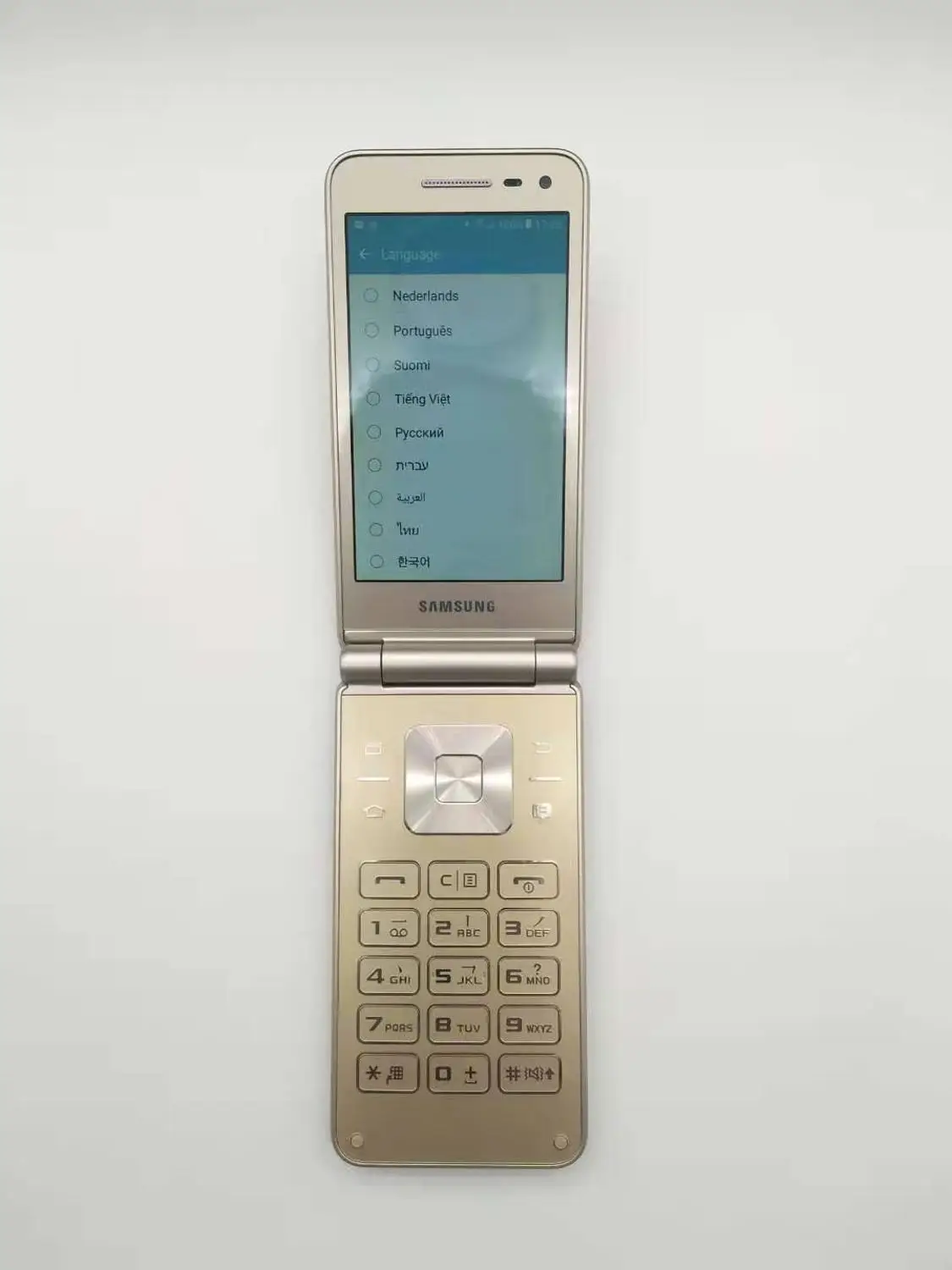 Samsung Galaxy Folder G1600 смартфон с 5 дюймовым дисплеем четырёхъядерным процессором ОЗУ 2