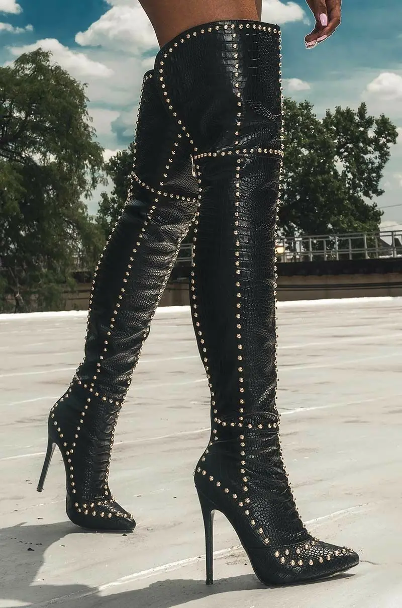 Женские ботинки с заклепками в горошек; Mujer; пикантные женские замшевые ботфорты с шипами и шипами; обувь на высоком каблуке-шпильке с острым носком - Цвет: black alligator
