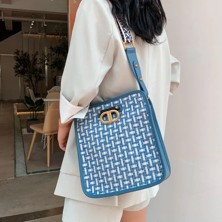 

Online Celebrity Mona Star Celebrity Style Messenger Bag 2019 New Style D Word Canvas Versatile WOMEN'S Bag Embroidered Big Bag