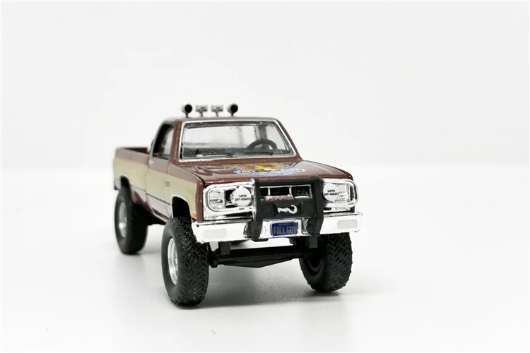 Зеленый свет 1: 64 1982 GMC K-2500 Коричневый Бежевый Осень парень без коробки