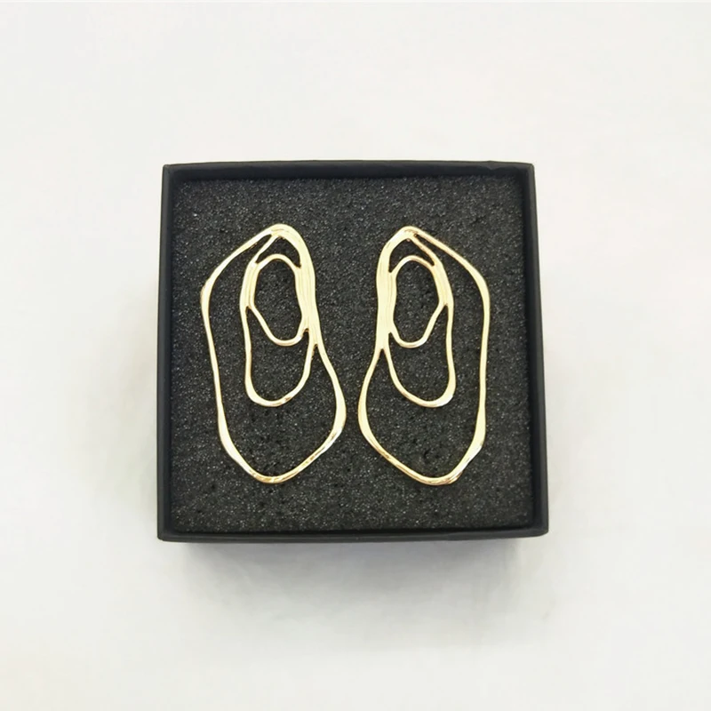 SRCOI Европа большие полые Нерегулярные металлические серьги-гвоздики Женская индивидуальность Золотой Серебряный цвет геометрические женские серьги