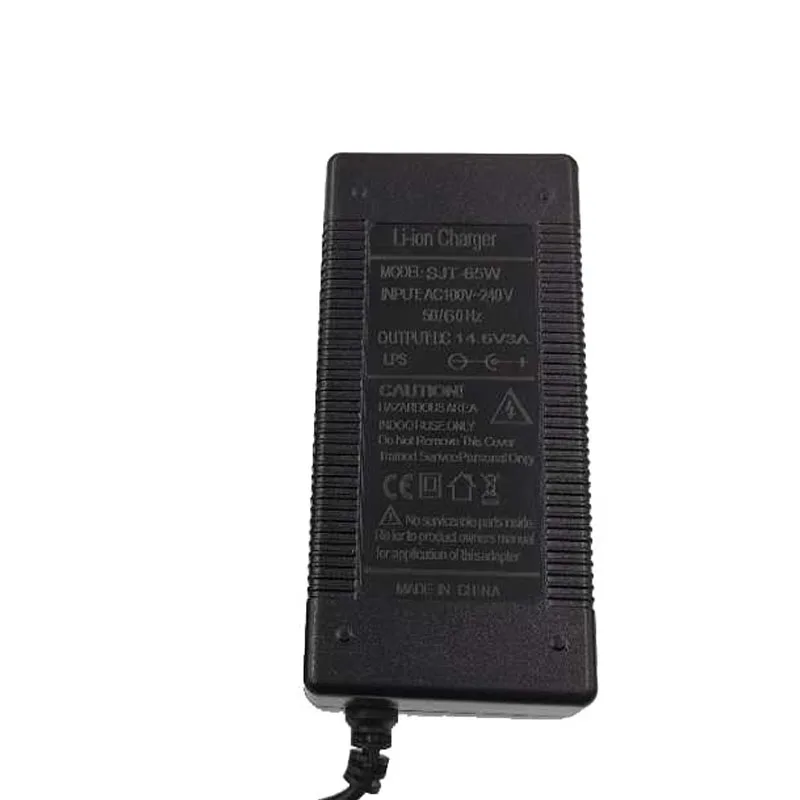 Vue de face du chargeur rapide et sécurisé 14.6V 3A pour batterie LiFePO4 4S, ports multiples visibles