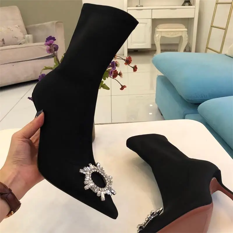 Scarpe donna/зимние женские ботильоны с острым носком; Цвет Черный; короткие женские туфли на высоком каблуке с цветочным узором и кристаллами; женская обувь; botas mujer