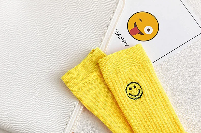 Женские хлопковые носки Новые Флуоресцентные модные вышитые Smiley Wild серии дамы колледжа ветер личности милые носки AA23