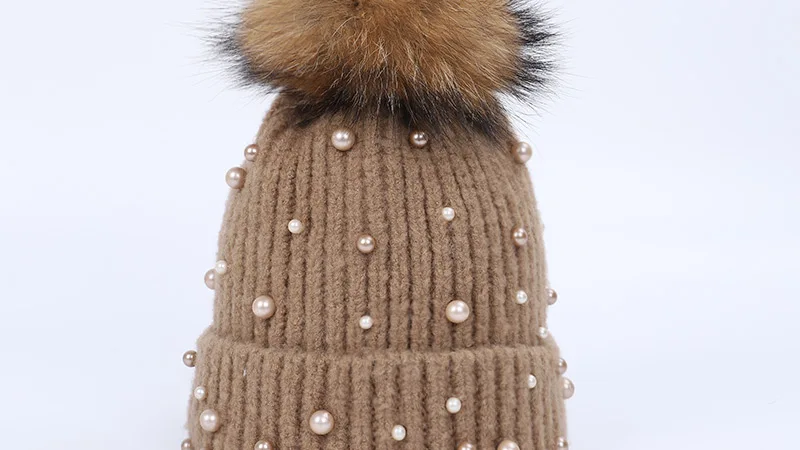 Модная вязаная шапка с жемчугом, женская шапка с помпоном из натурального меха, зимняя теплая хлопковая шапка с помпонами енота, Высококачественная утепленная женская шапка