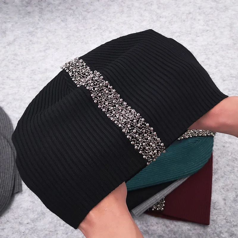 Preise GZHilovingL Neue Frühjahr Baumwolle Stretch Stripped Mützen Hüte Für Frauen Weiche Wolle Perle Perlen Strap Stricken Skullies Hut und Kappen