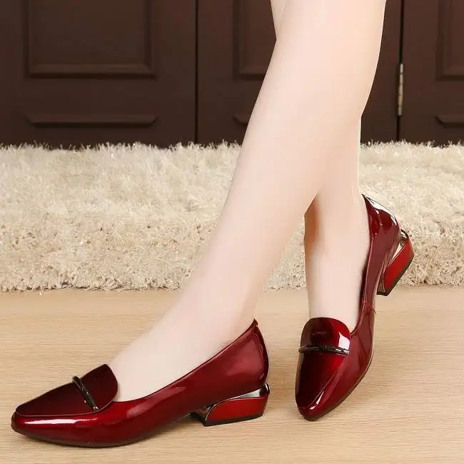 Яркие кожаные сексуальные женские туфли женская обувь женские туфли-лодочки новые офисные туфли-лодочки на среднем квадратном каблуке с острым носком без застежки повседневная обувь для вечеринок - Цвет: Бордовый