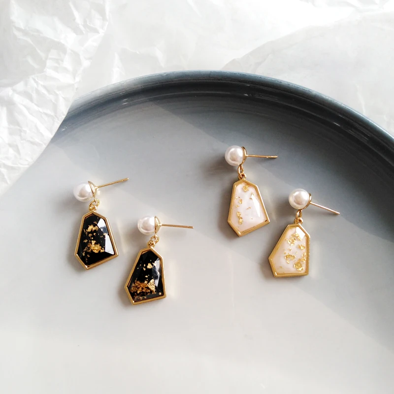 Женские серьги гвоздики с жемчугом винтажные золотистые геометрические длинные