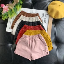 Шорты ярких цветов для детей 2-6 лет; короткие штаны из искусственной кожи для девочек; сезон весна-осень-лето; Легкие подходящие шорты; одежда