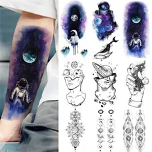 Niebieski akwarela Galaxy astronauta tymczasowe tatuaże kosmos człowiek Body Art fałszywe tatuaże naklejki przedramię planety myśliciel tatuaże tanie tanio OVIMGO 19x9CM