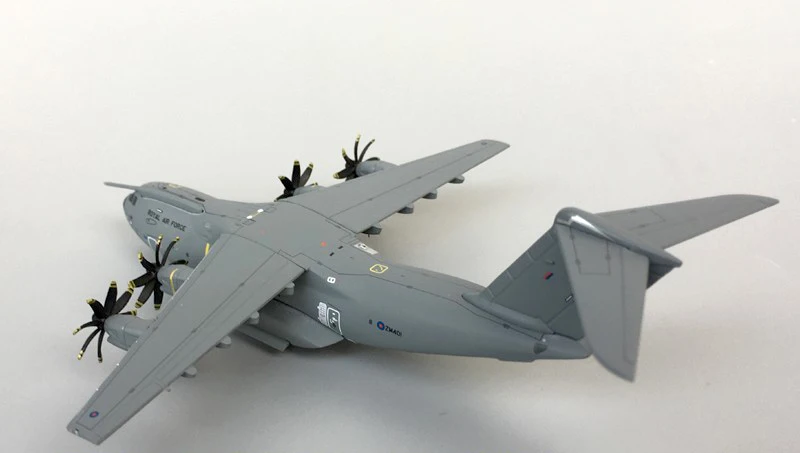 Fine 1/400 091 RAF A400M транспортный самолет Готовая модель сплава