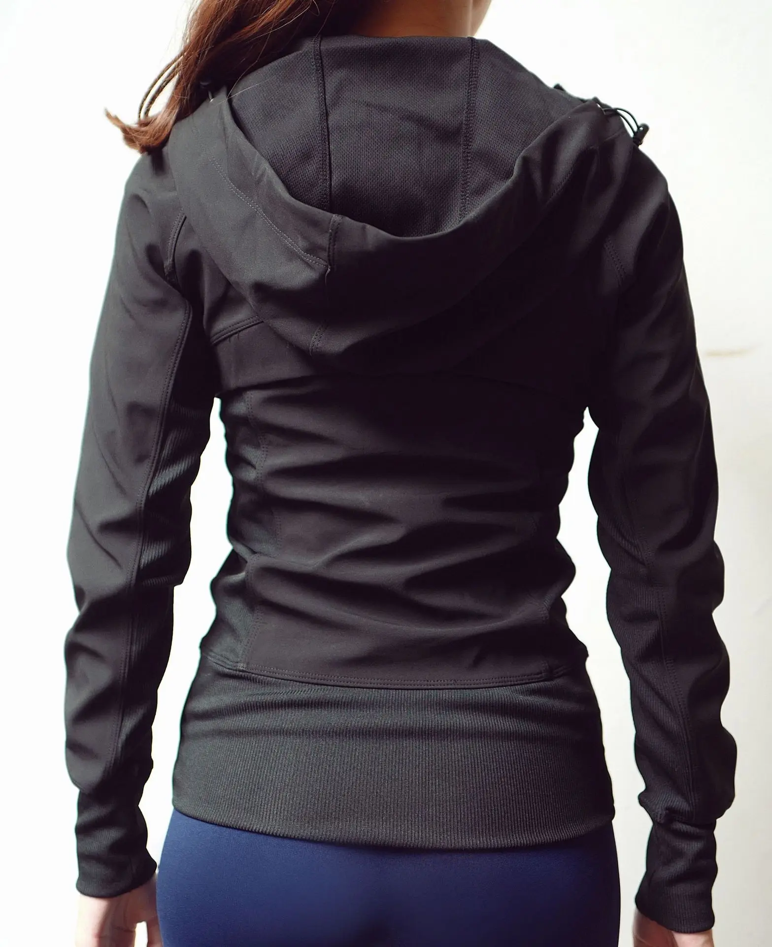 Черная тянущаяся Красивая облегающая быстросохнущая спортивная куртка с капюшоном Женская дышащая Корейская стильная осенняя и зимняя
