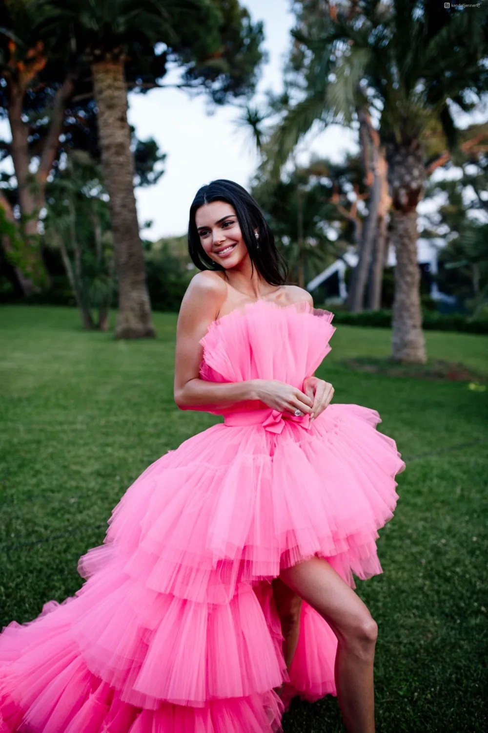 Kendall Jenner Fuchsia Prom Dresses High Low Strapless Tiered Pleat Tulle Evening Celebrity Gowns 2022 Formal Party Dresses New