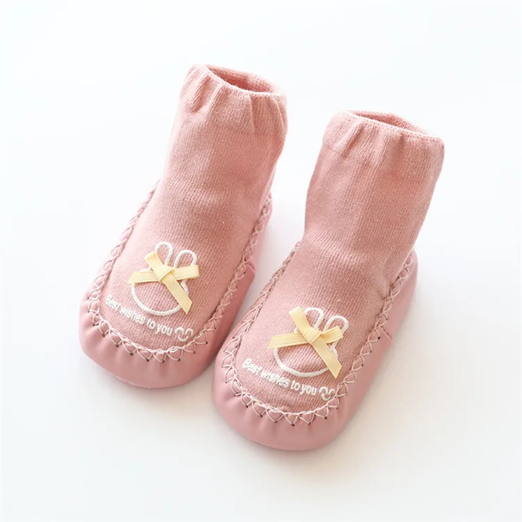 Носки для малышей на резиновой подошве; сезон весна-осень; носки-тапочки для новорожденных девочек и мальчиков; противоскользящая обувь; носки с мягкой подошвой; Новинка года