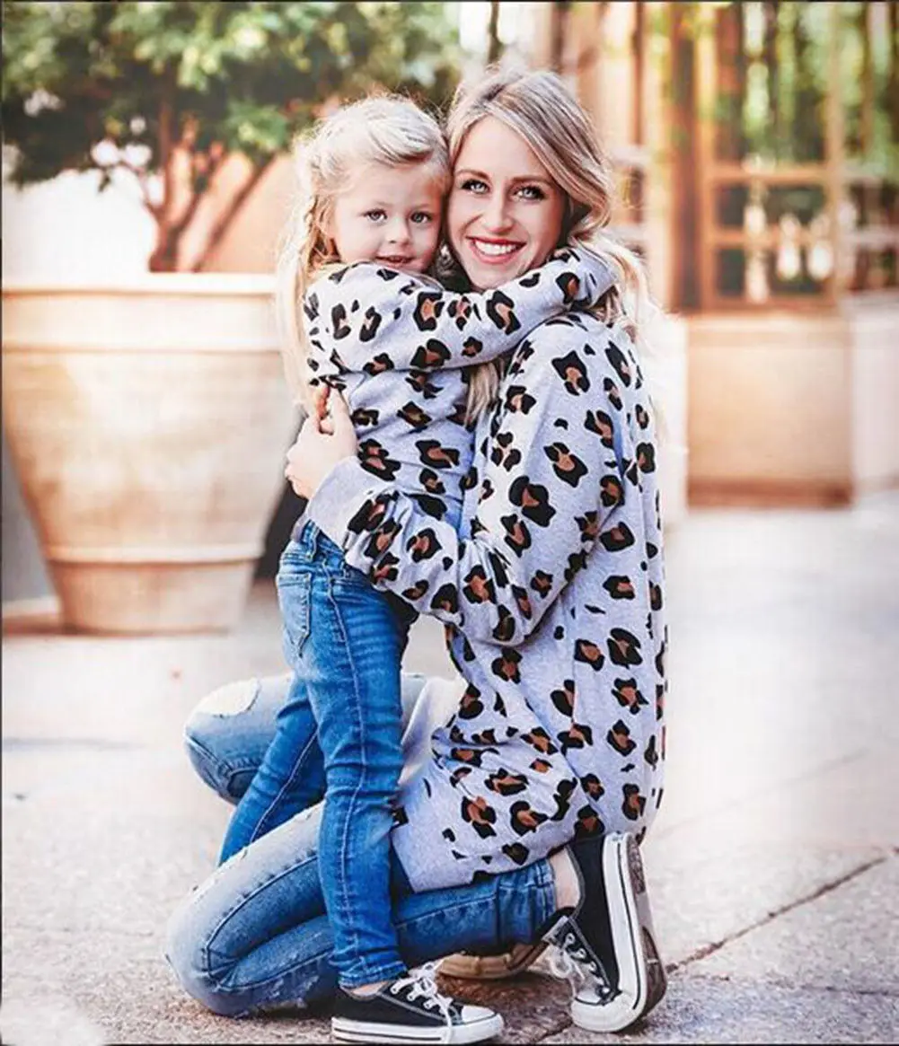 Новые осенние одинаковые Семейные комплекты для мамы топы для дочек; Модный Леопардовый с принтом, повседнедневые, свободные футболки для мамы и ребенка, Детский свитер