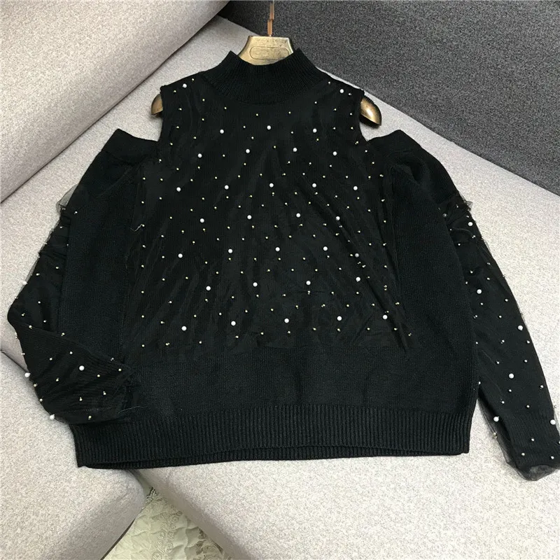 Женский трикотажный свитер с круглым вырезом открытыми плечами и бисером |