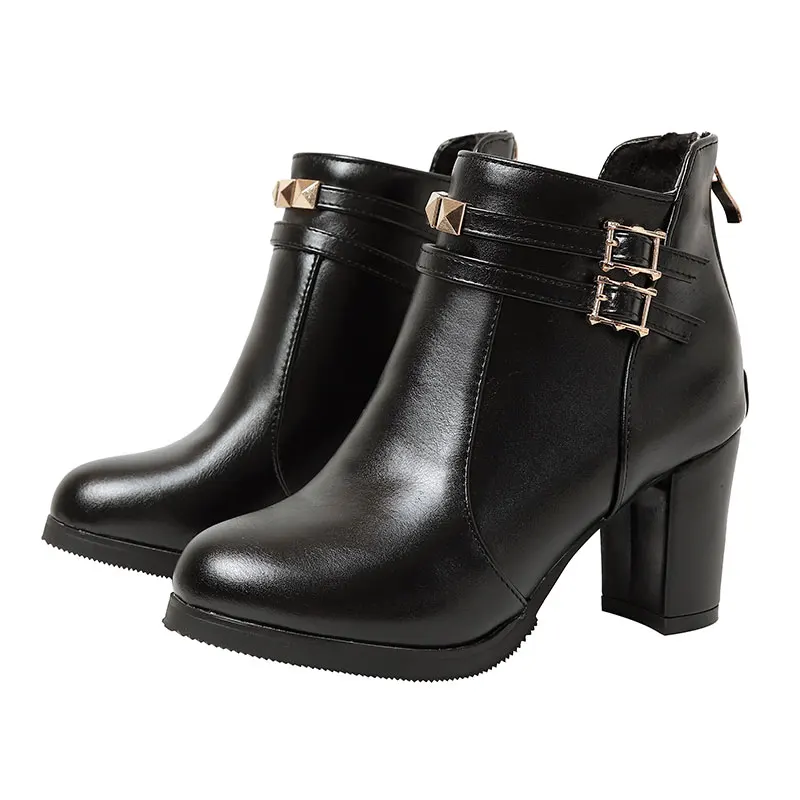 Новинка зимние повседневные Черные ботильоны с пряжкой и круглым носком красным