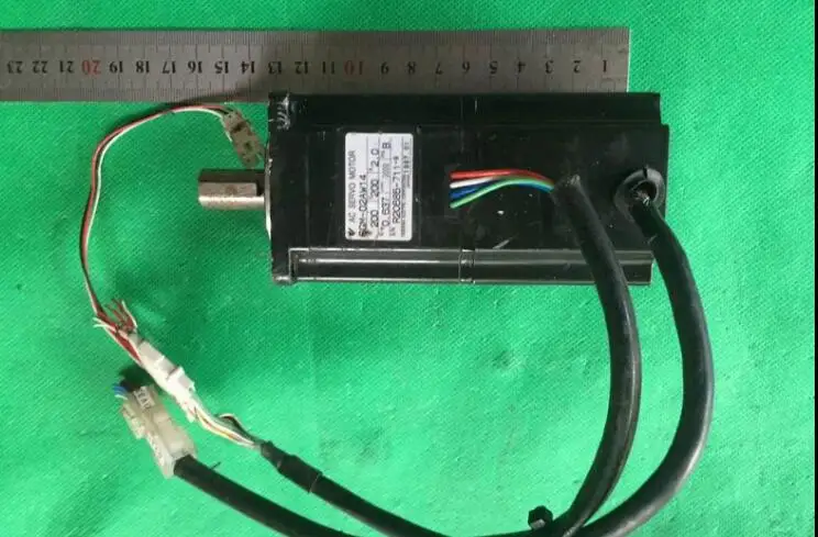 SGM-02AW14 200V 200W б/у, серводвигатель, хорошие рабочие