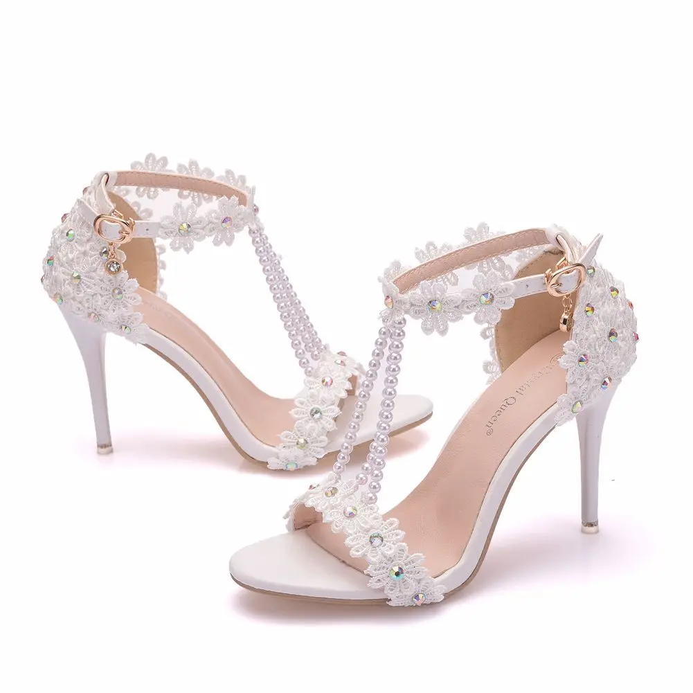 Женские босоножки с кристаллами «Королева»; белые свадебные туфли-лодочки на высоком тонком каблуке 9 см с кружевами, цветами и жемчужинами; свадебные туфли