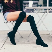 Черные эластичные облегающие сапоги выше колена из флока г. Женские зимние сапоги до бедра на шнуровке на низком массивном каблуке