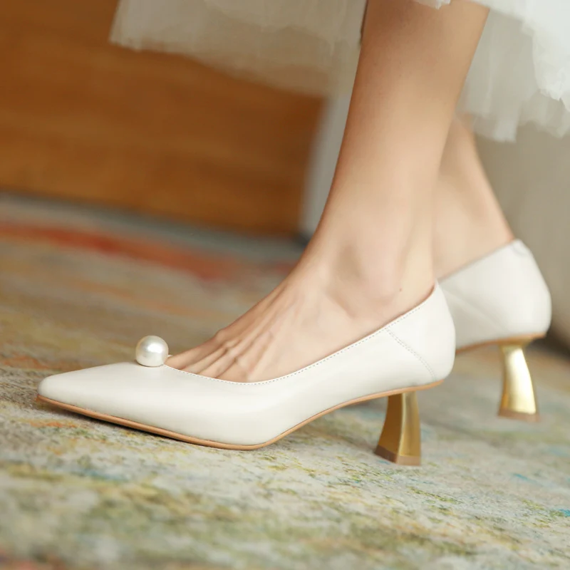 

White French high heels ladies pointed thick heel 2020 women shoes new retro small heel shoes female cat heel wedding shoes