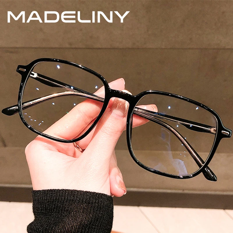 

MADELINY Anti Blue Light Rivet Eyeglasses Frame Women 2020 New Square Transparent Glasses Men Solid Fashion Accessories MA729