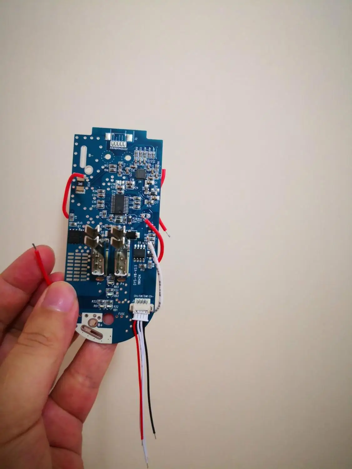

Upgrade V8 pcb for Dyson v8 vacuum cleaner li-ion Battery without Charge socket and Swiches