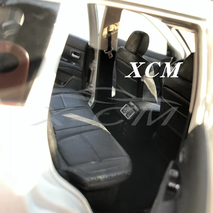 Литая модель автомобиля для Outlander 1:18(белый)+ маленький подарок
