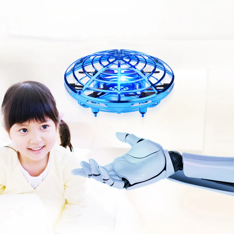 Drone jouet enfant Landzo UFO infrarouge induction en vol stationnaire dans un salon, avec ses hélices lumineuses.