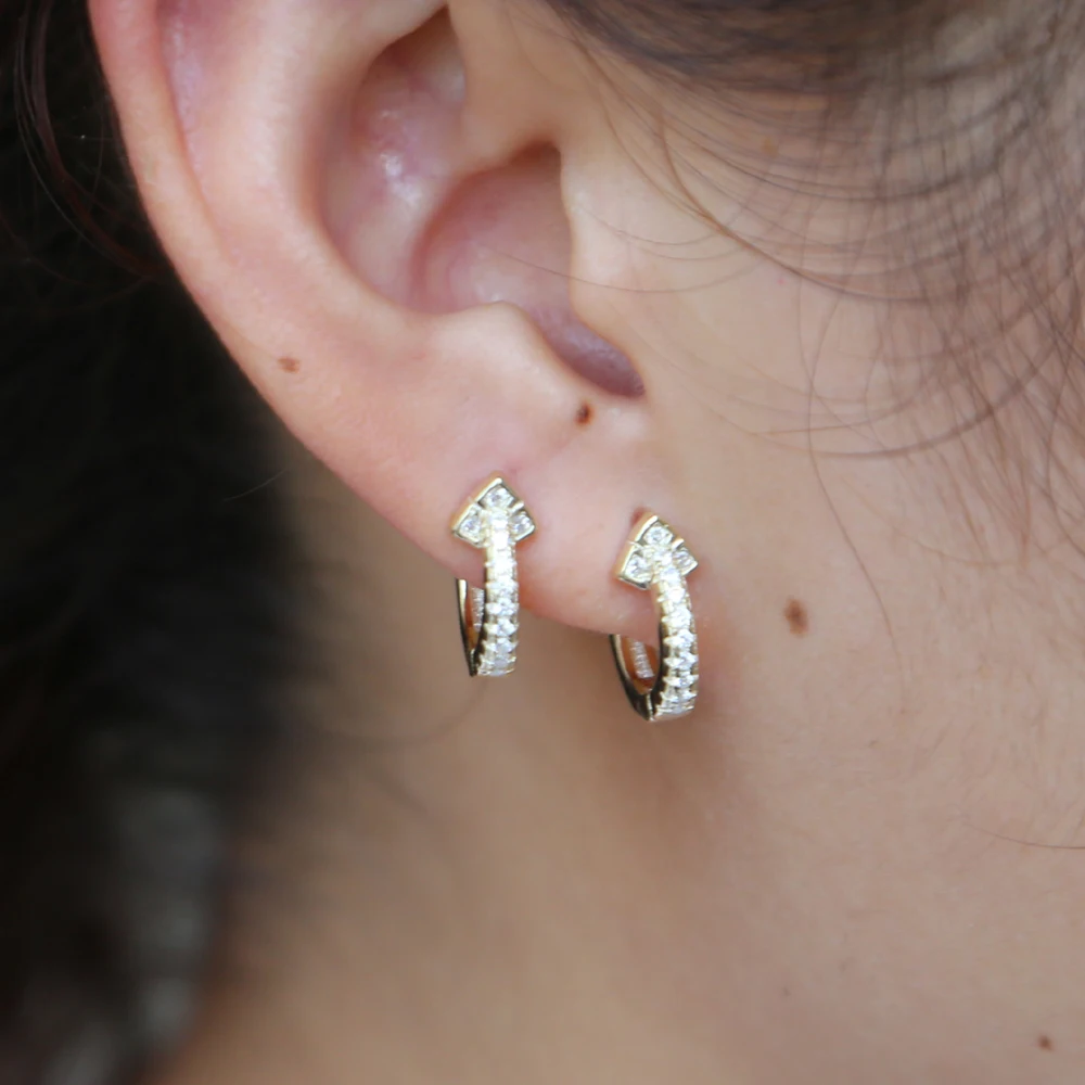 Изящные серьги золотого цвета с фианитами милые маленькие круглые серьги-кольца