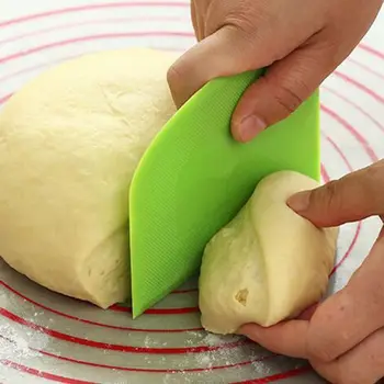 

1PC Useful Cream Spatula DIY Pastry Cutters Fondant Dough Scraper Cake Cutter Pastry Baking Tool Kitchen Accessories