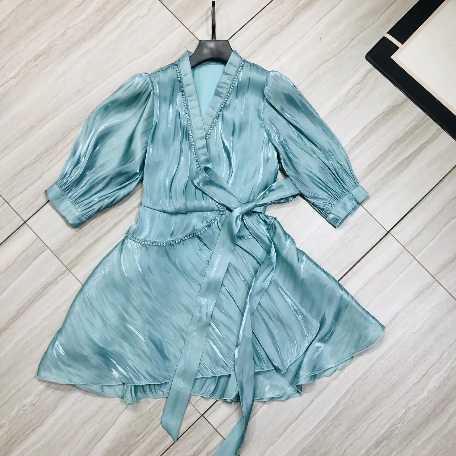 The new summer V is gotten close tied with sleeve ruffled dress with five points