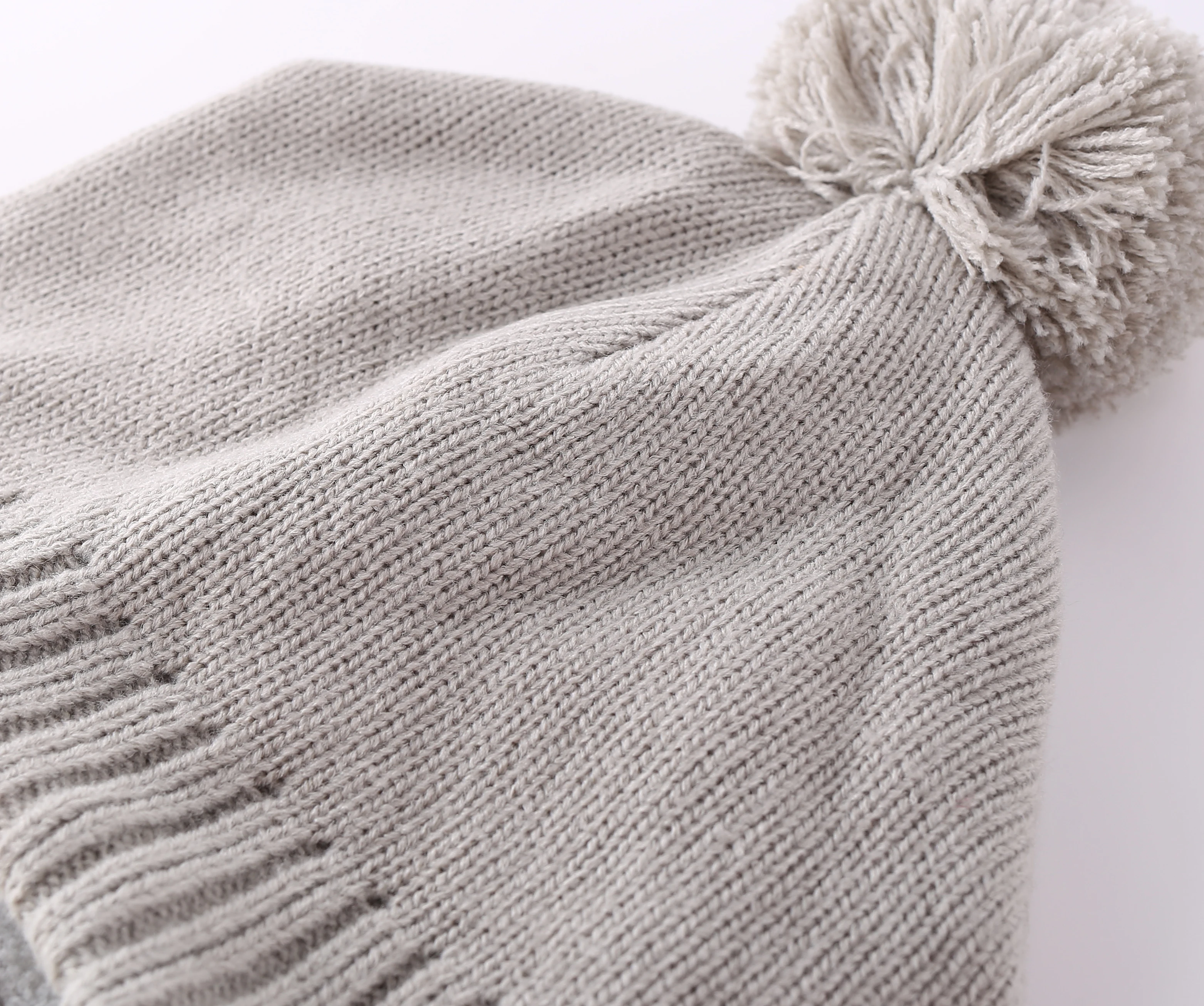 Новинка; модная однотонная зимняя теплая шапка для мальчиков и девочек с флисовой подкладкой; детская шапочка с помпоном
