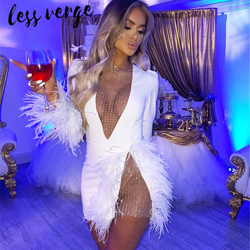 Осенне зимнее белое платье Lessverge с пышными рукавами и перьями женское облегающее