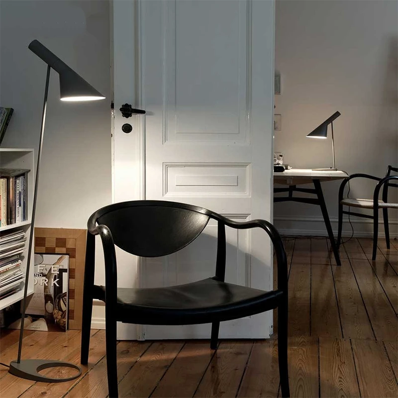 Напольная Лампа в скандинавском стиле AJ черный металлический стоячий светильник