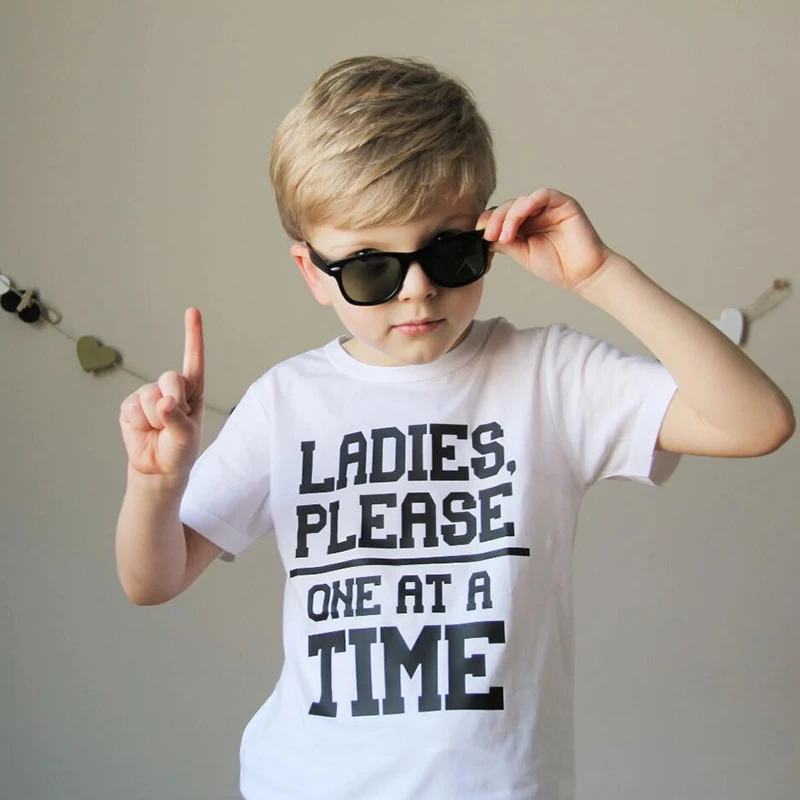 Детская футболка с надписью «Ladies Please One At A Time» рубашка для мальчиков повседневная детская одежда для малышей Забавные футболки, модная детская футболка, Прямая поставка