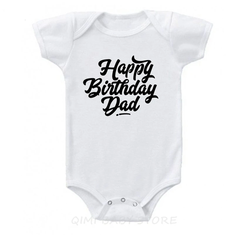Боди унисекс для маленьких мальчиков и девочек с надписью «Happy Birthday Daddy»; хлопковые милые вечерние костюмы для малышей; модная одежда