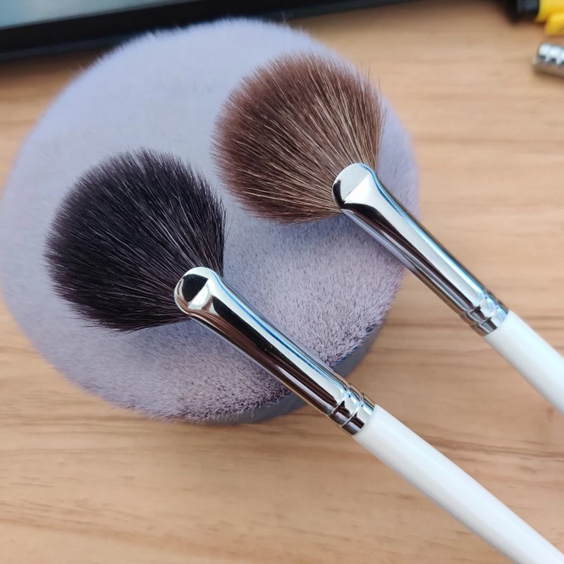 

Professional Makeup Brush 1Pcs High Quality Wool Fan Shaped Micro Brush Hightlighter Makeup Kabuki Makeup Tools Drop Shipping